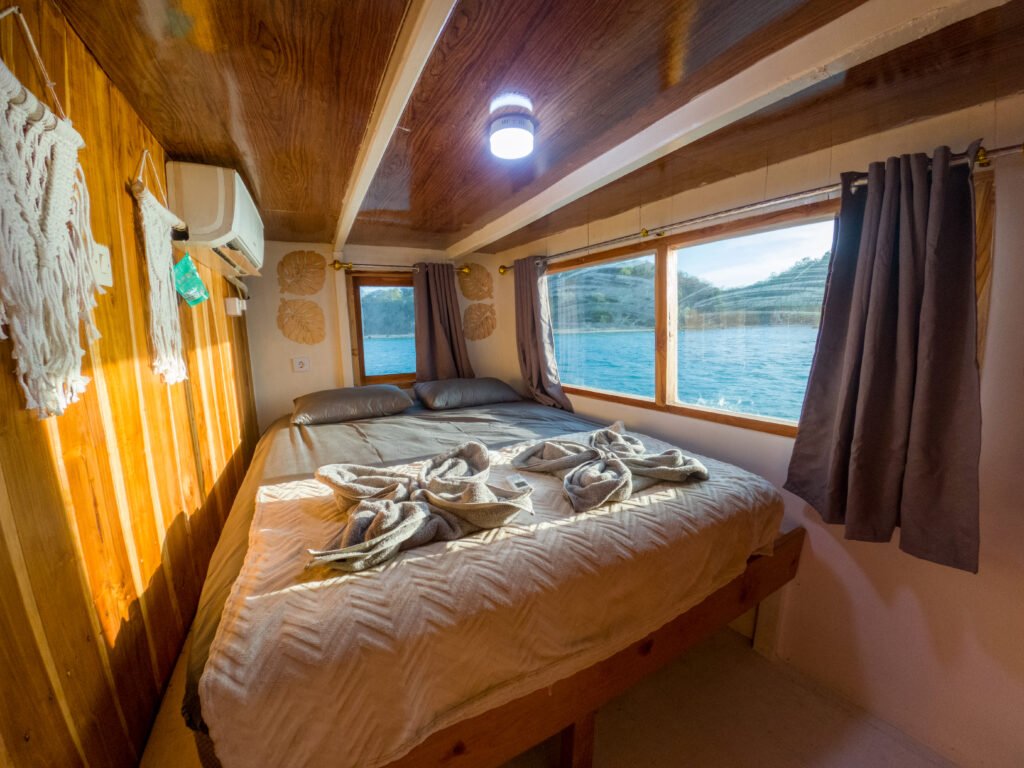 Labuan Bajo Sailing Trip 3 days 2 Nights- Almadira Boat