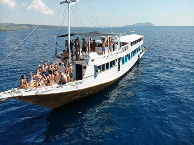 Sailing Trip Lombok to Labuan Bajo 4 Days 3 Nights